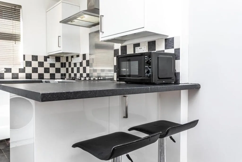5 bedroom semi-detached house for rent