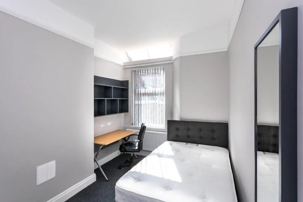 5 bedroom semi-detached house for rent