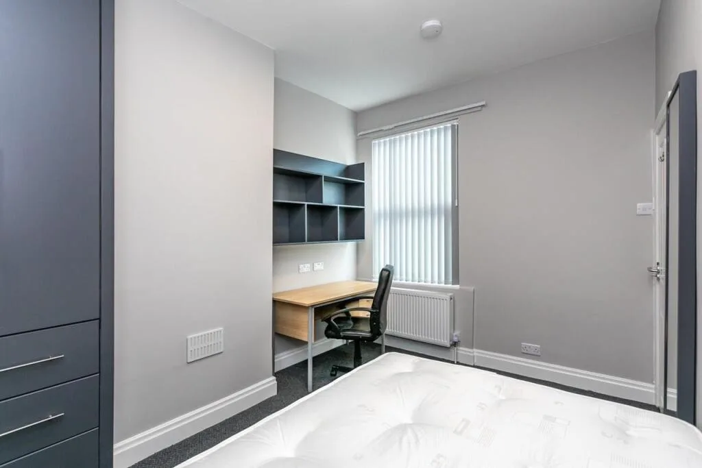 5 bedroom semi-detached house for rent