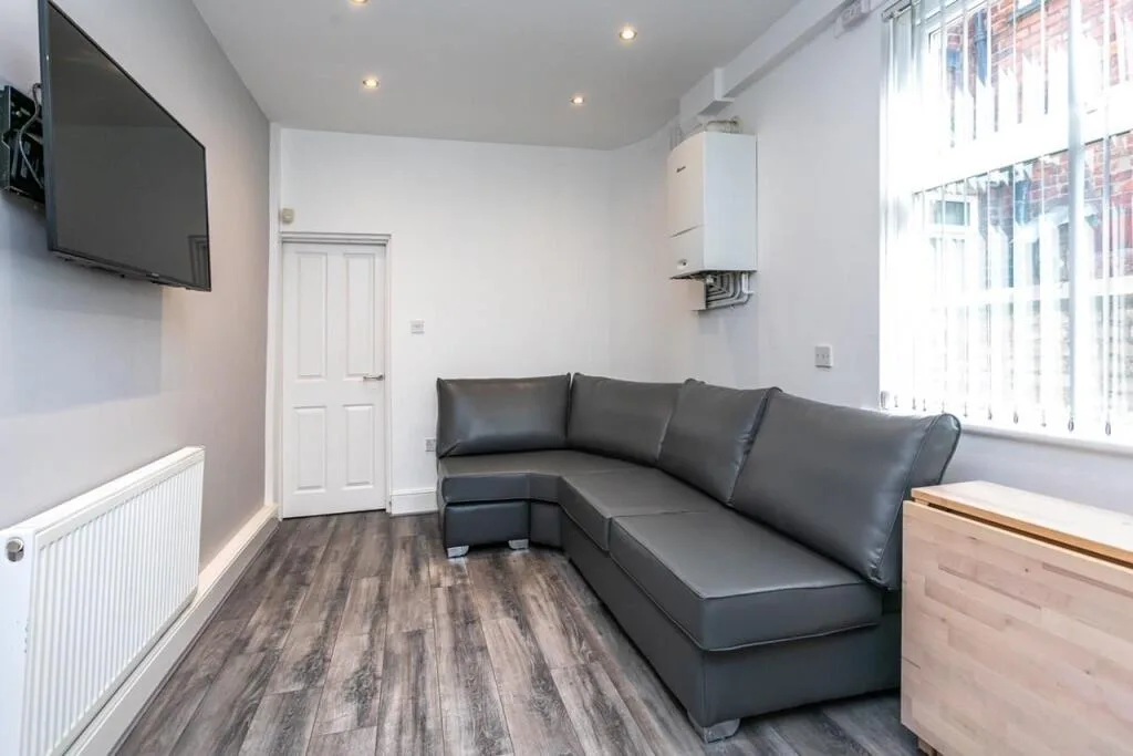 5 bedroom semi-detached house for rent