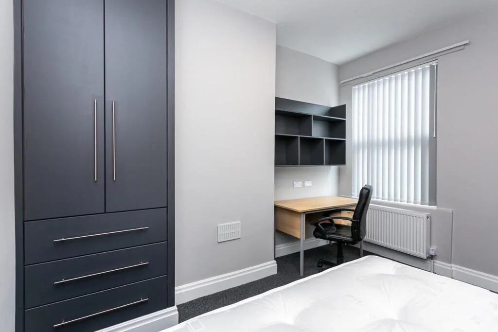 5 bedroom semi-detached house for rent