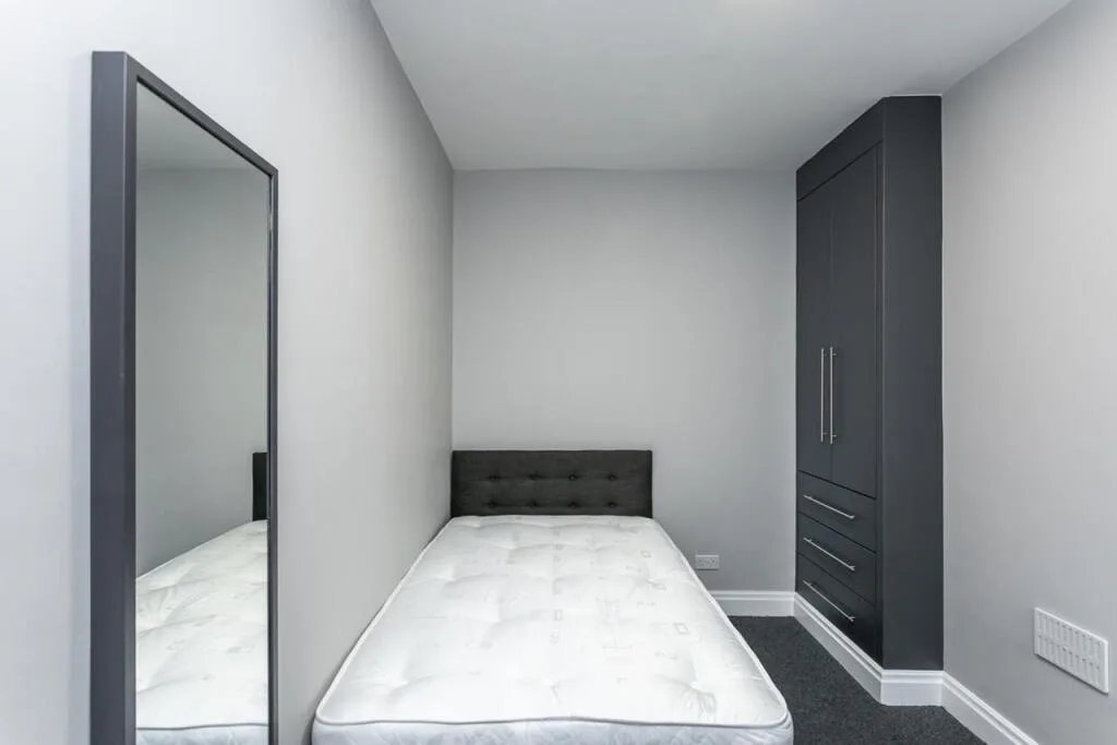 5 bedroom semi-detached house for rent