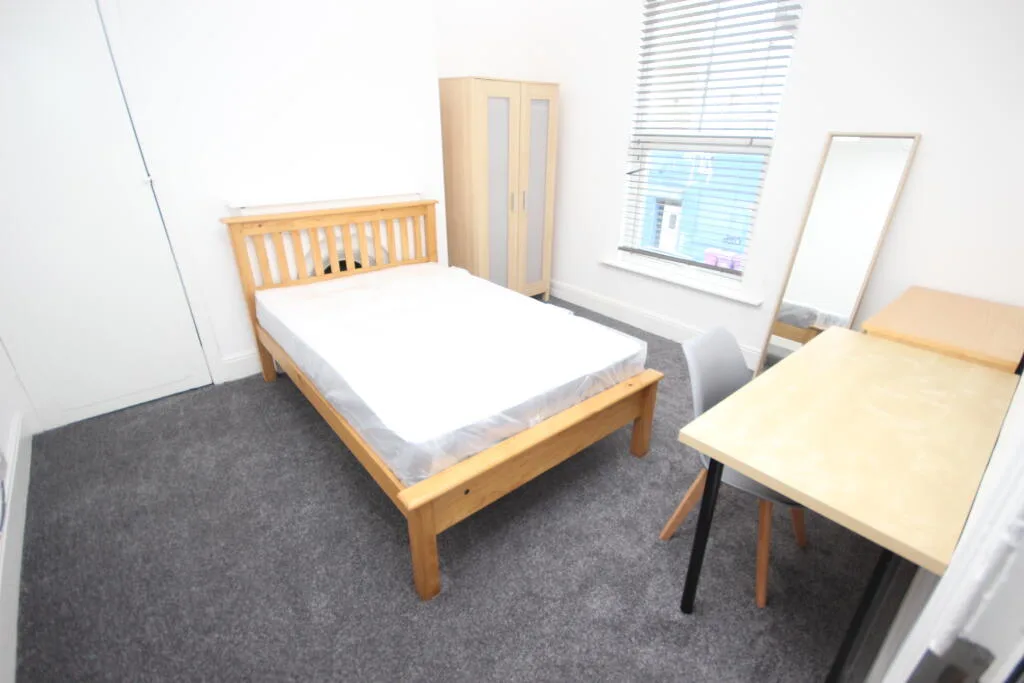 6 bedroom terraced house for rent