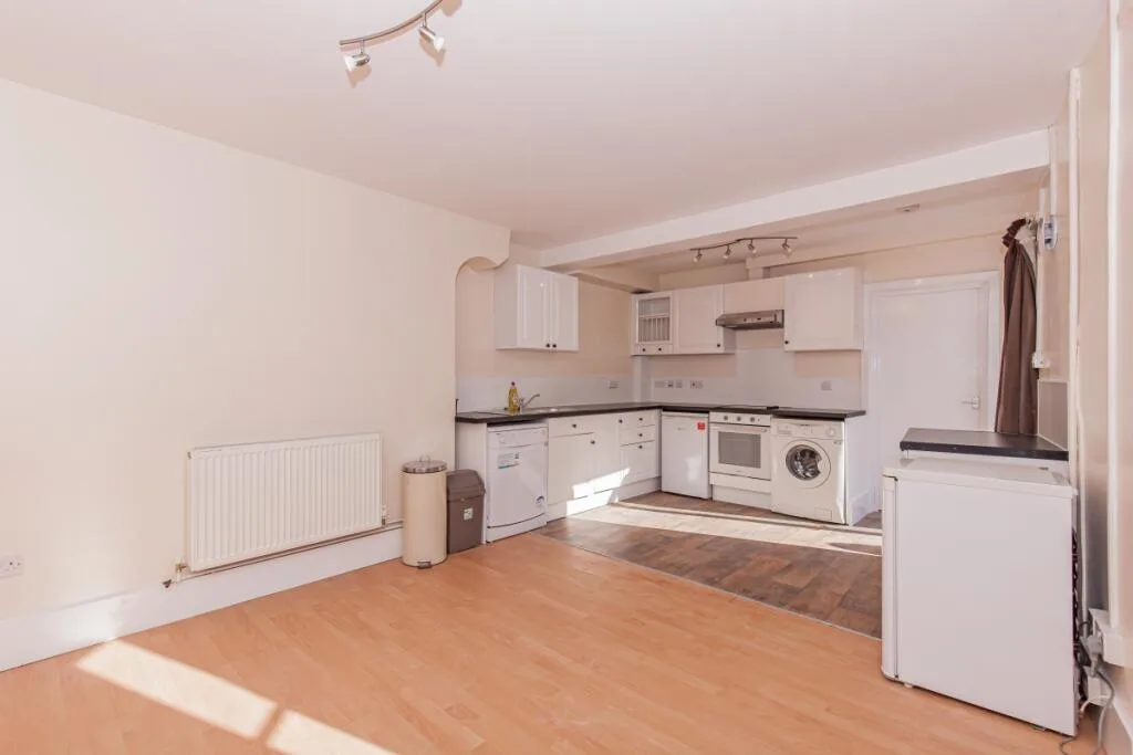 5 bedroom end of terrace house for rent