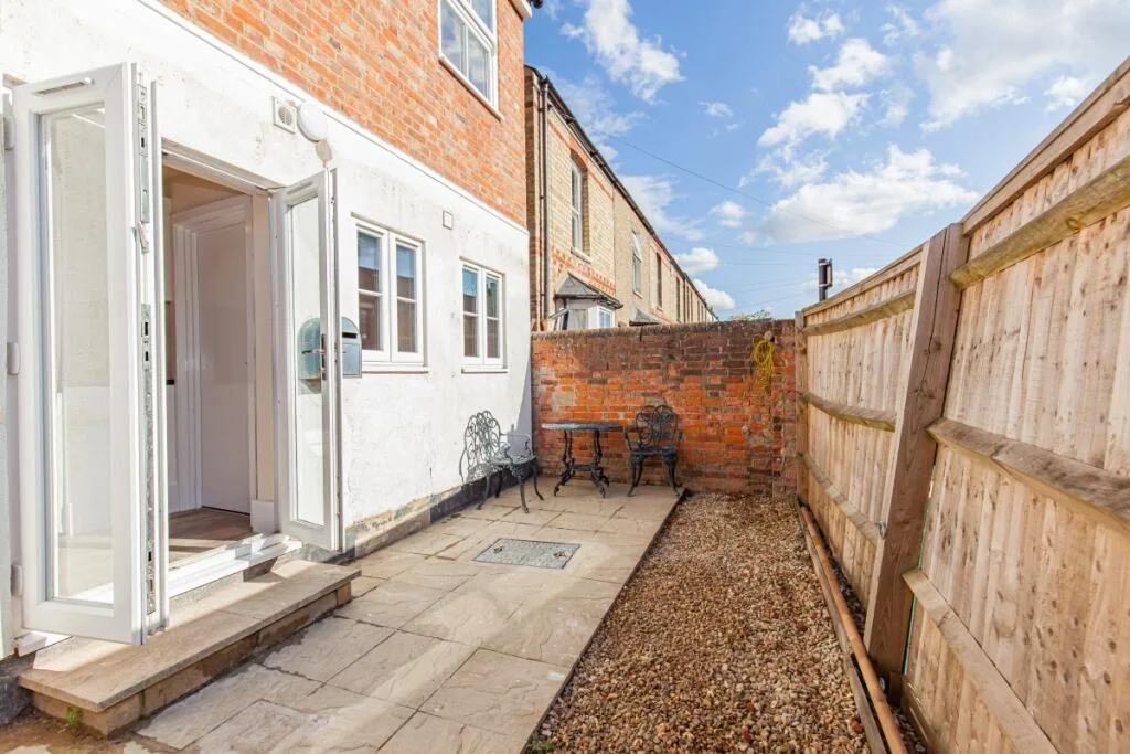 5 bedroom end of terrace house for rent