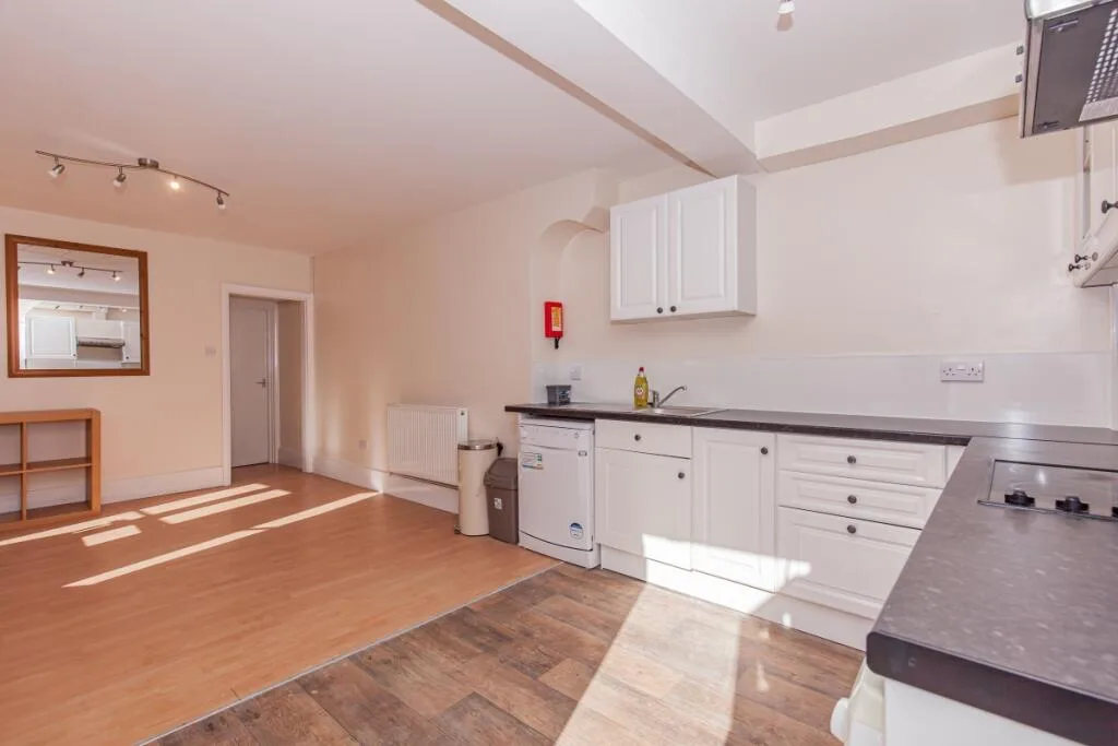 5 bedroom end of terrace house for rent
