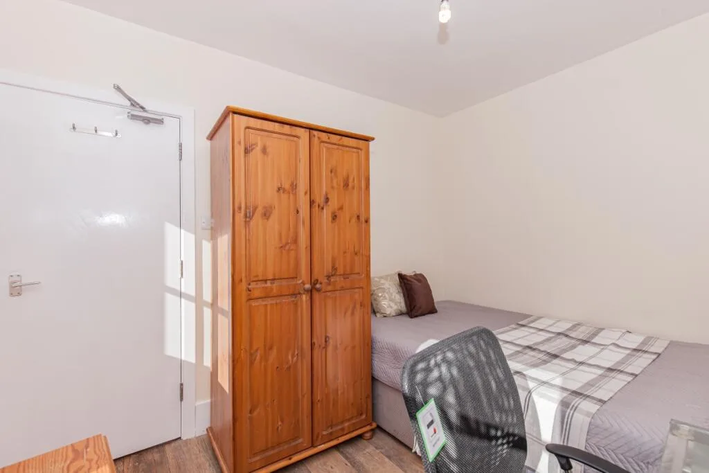 5 bedroom end of terrace house for rent