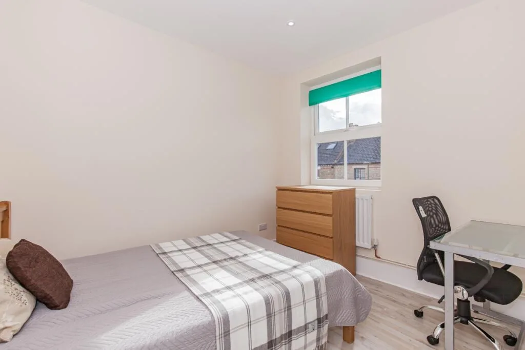 5 bedroom end of terrace house for rent