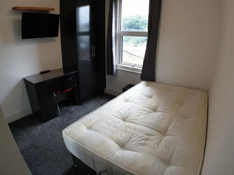 5 bedroom semi-detached house for rent