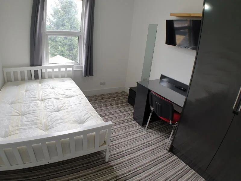 5 bedroom semi-detached house for rent