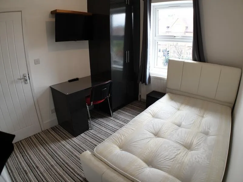 5 bedroom semi-detached house for rent