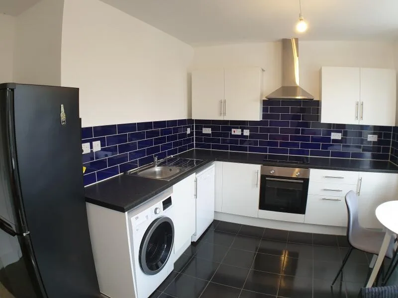 5 bedroom semi-detached house for rent