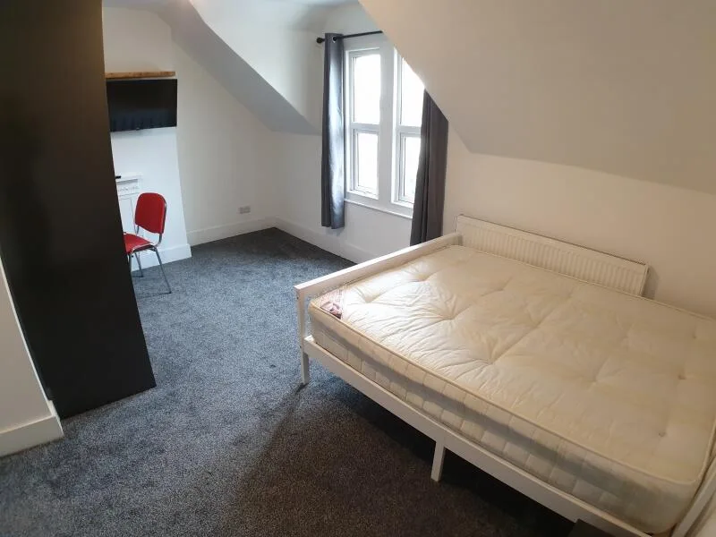 5 bedroom semi-detached house for rent