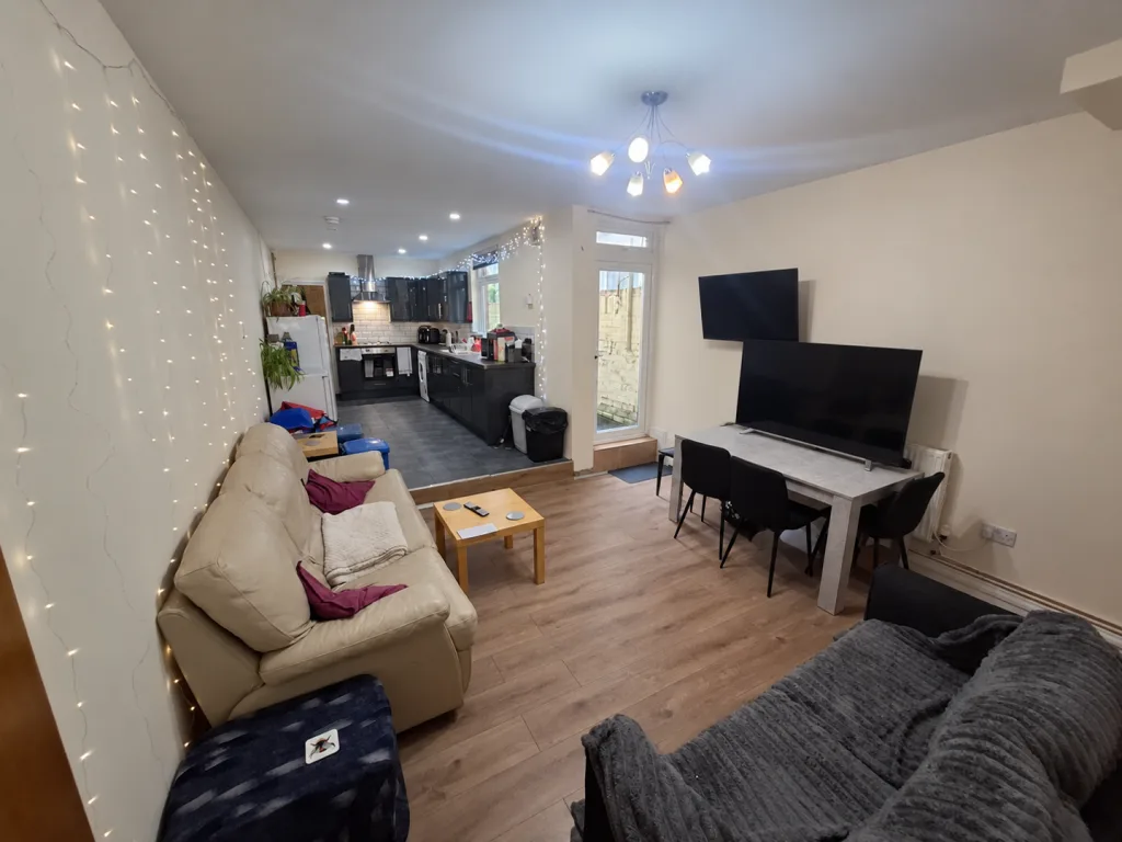 5 bedroom terraced house for rent