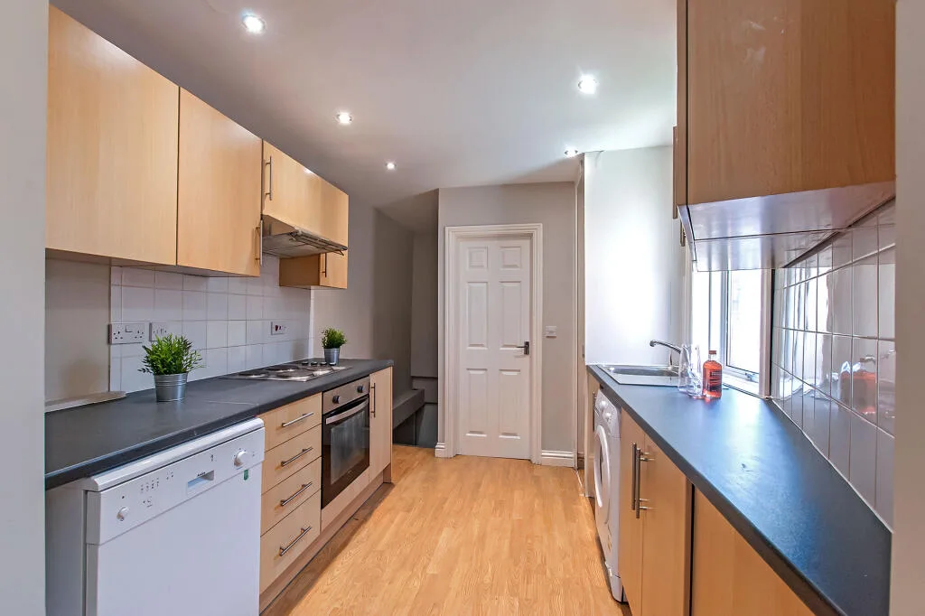 6 bedroom flat for rent