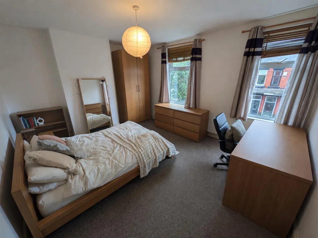 5 bedroom private hall for rent