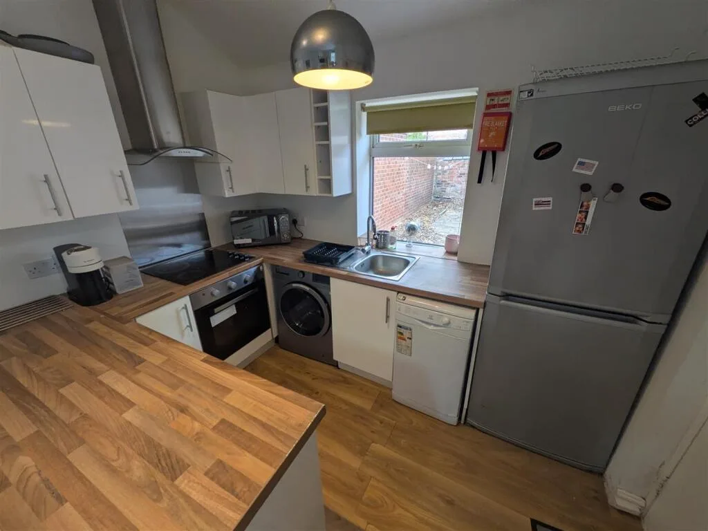 5 bedroom private hall for rent
