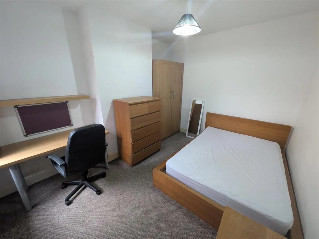 5 bedroom private hall for rent