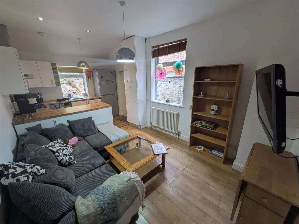5 bedroom private hall for rent