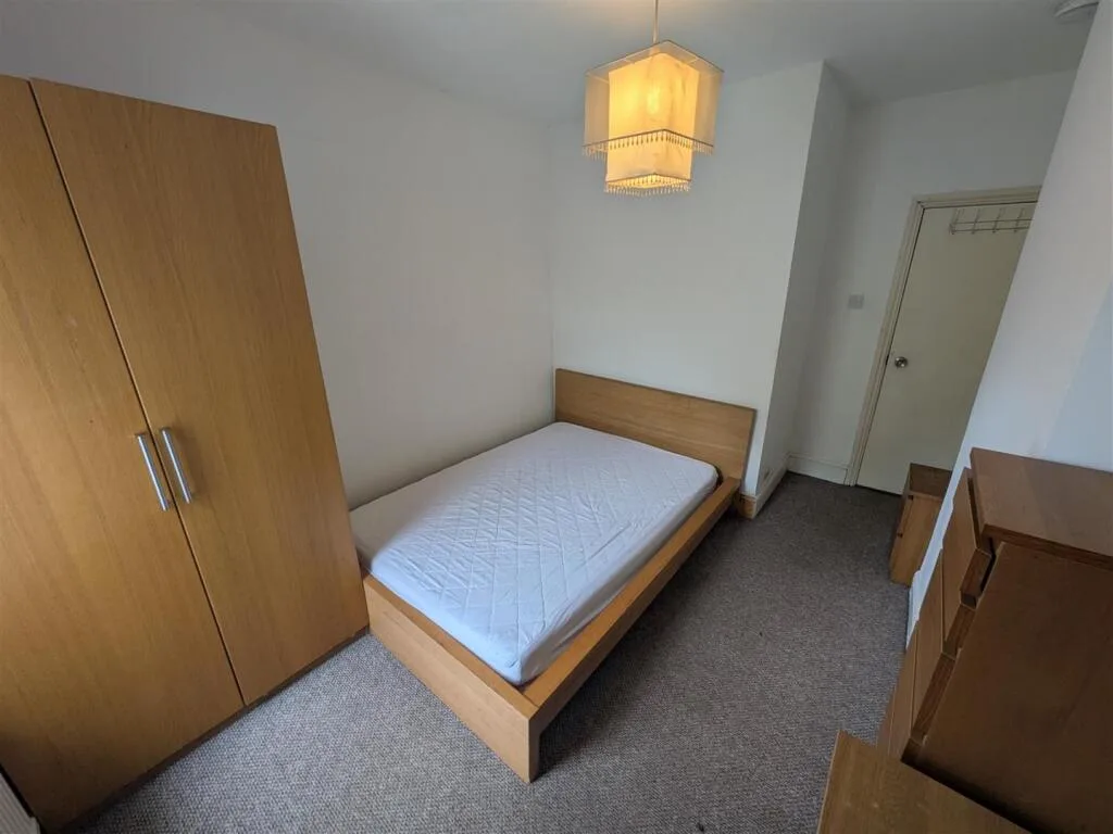 5 bedroom private hall for rent