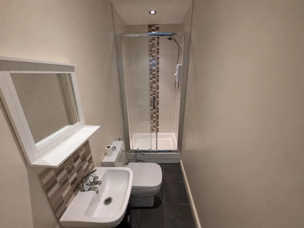 5 bedroom private hall for rent