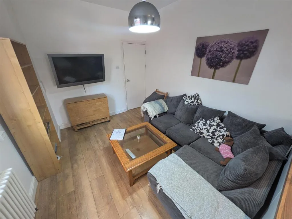 5 bedroom private hall for rent
