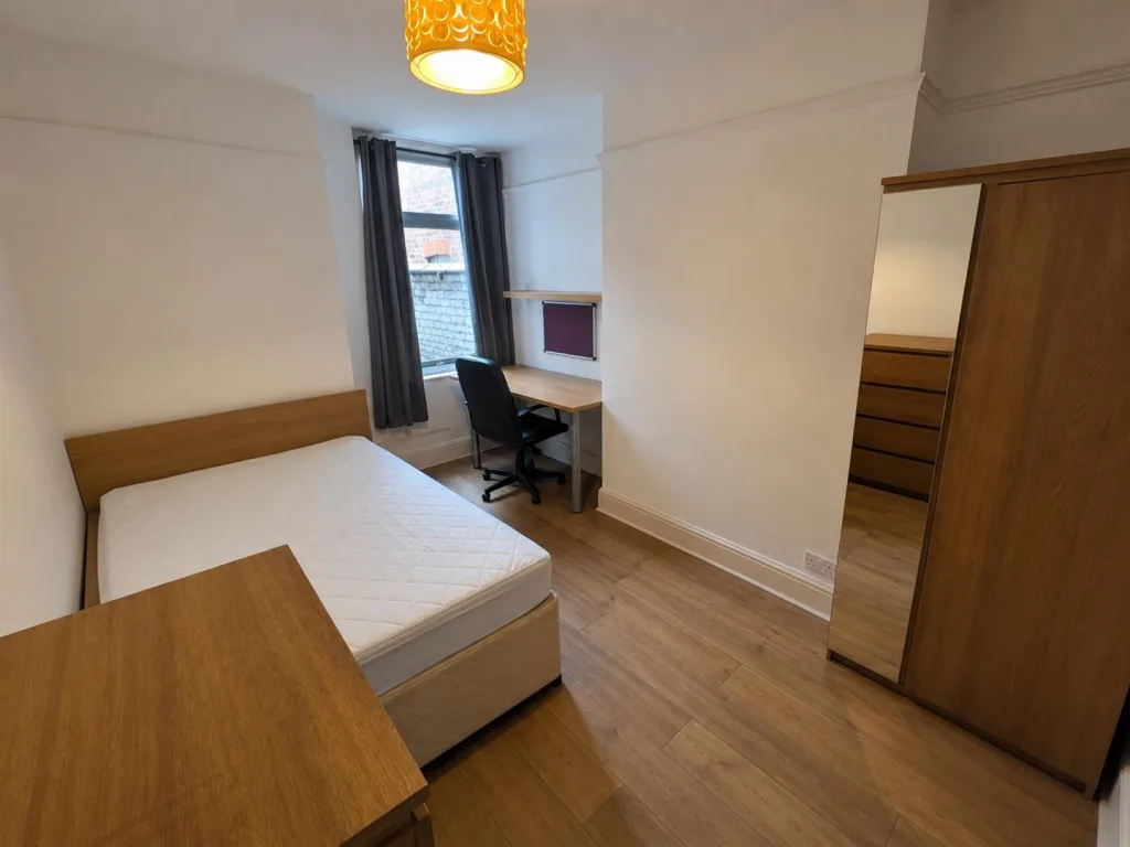5 bedroom private hall for rent