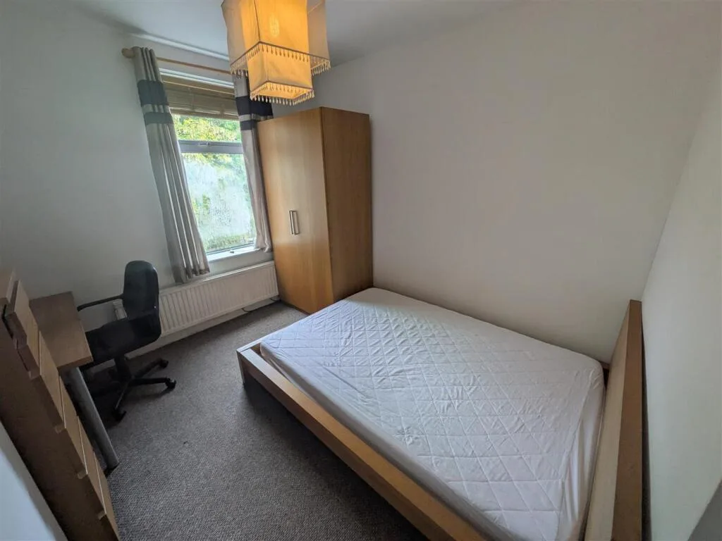 5 bedroom private hall for rent