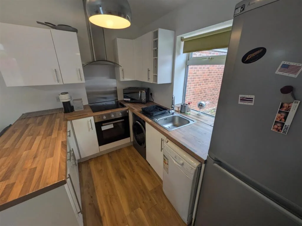 5 bedroom private hall for rent