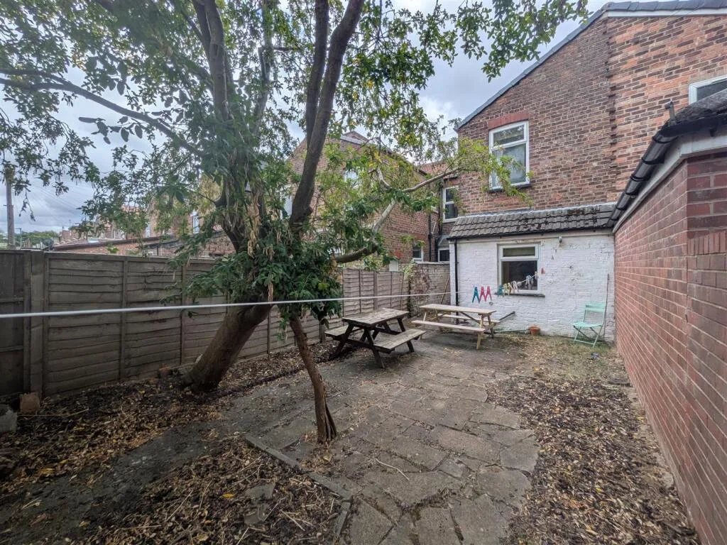 5 bedroom private hall for rent