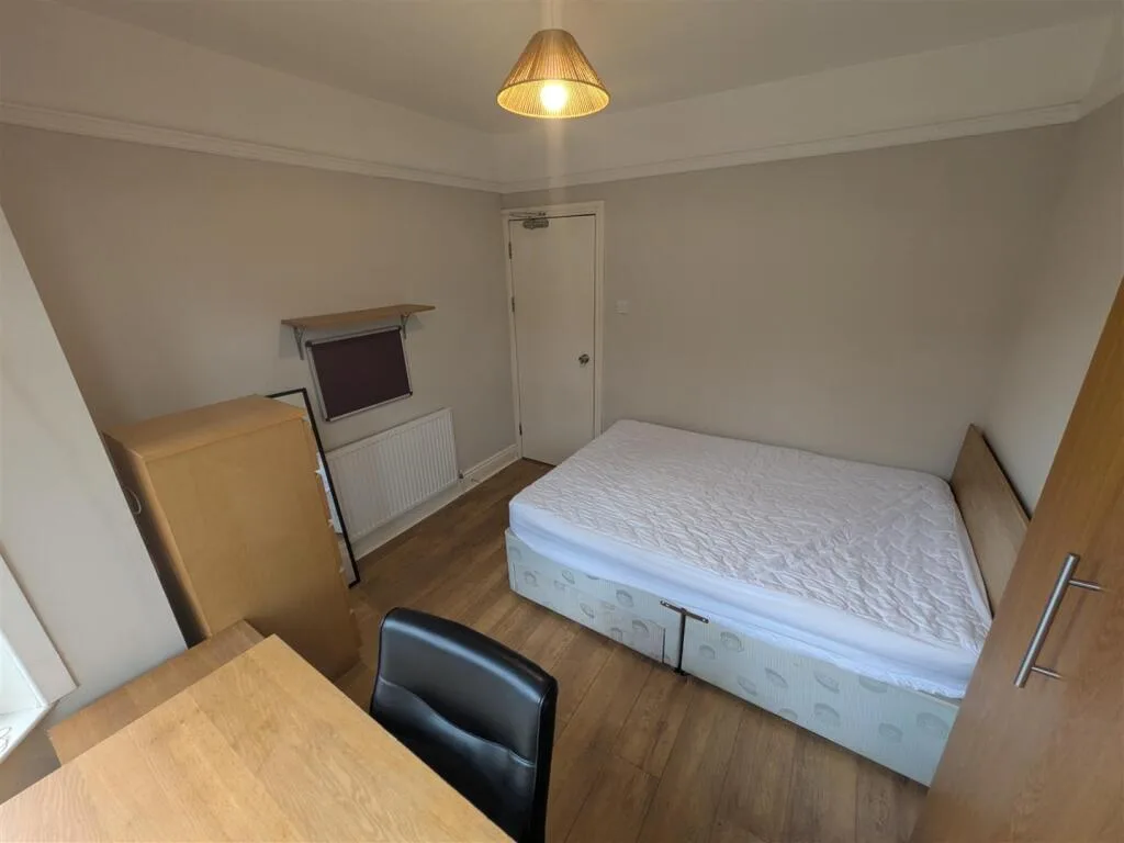5 bedroom private hall for rent