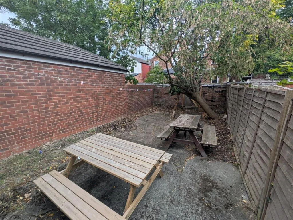 5 bedroom private hall for rent
