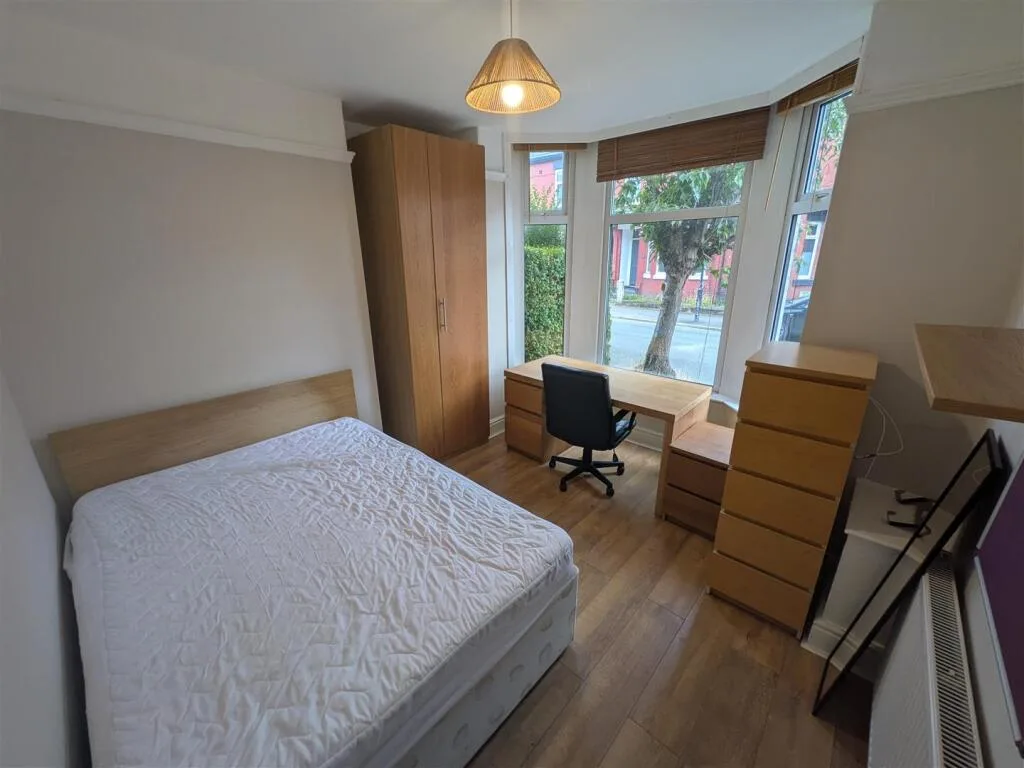 5 bedroom private hall for rent