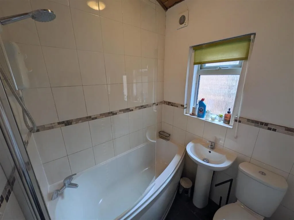 5 bedroom private hall for rent