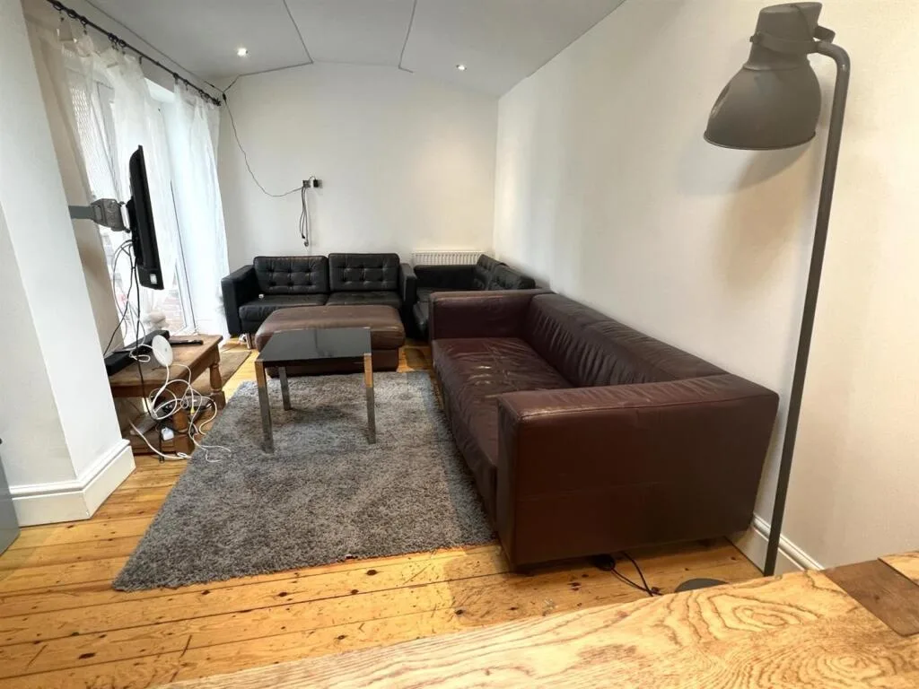9 bedroom terraced house for rent