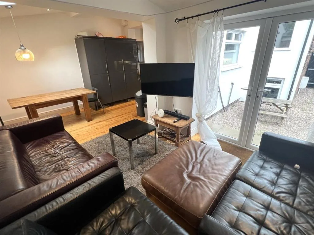 9 bedroom terraced house for rent