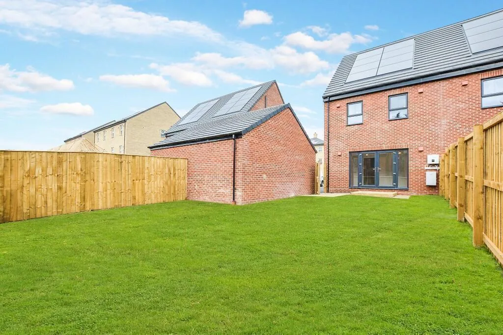 4 bedroom semi-detached house for rent