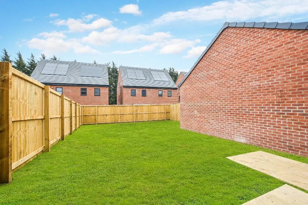 4 bedroom semi-detached house for rent
