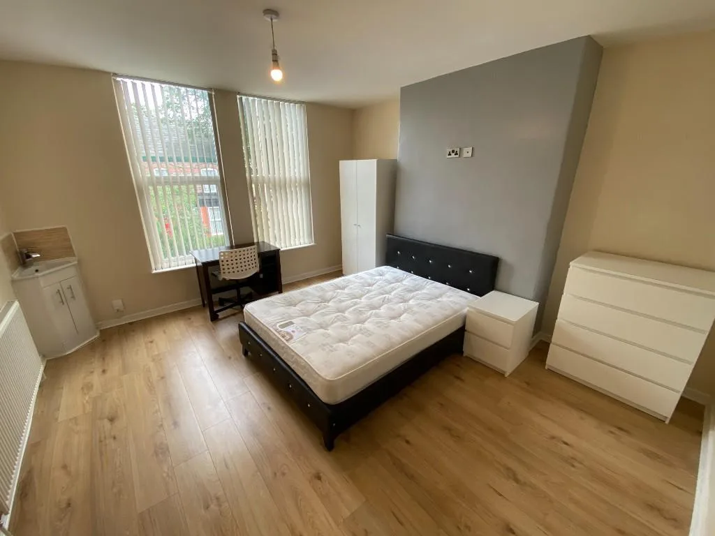 6 bedroom semi-detached house for rent