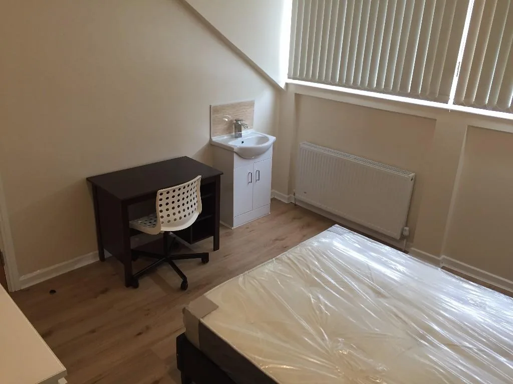 6 bedroom semi-detached house for rent