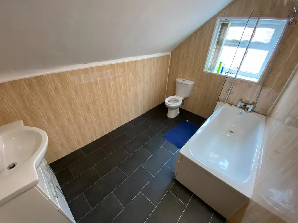 6 bedroom semi-detached house for rent