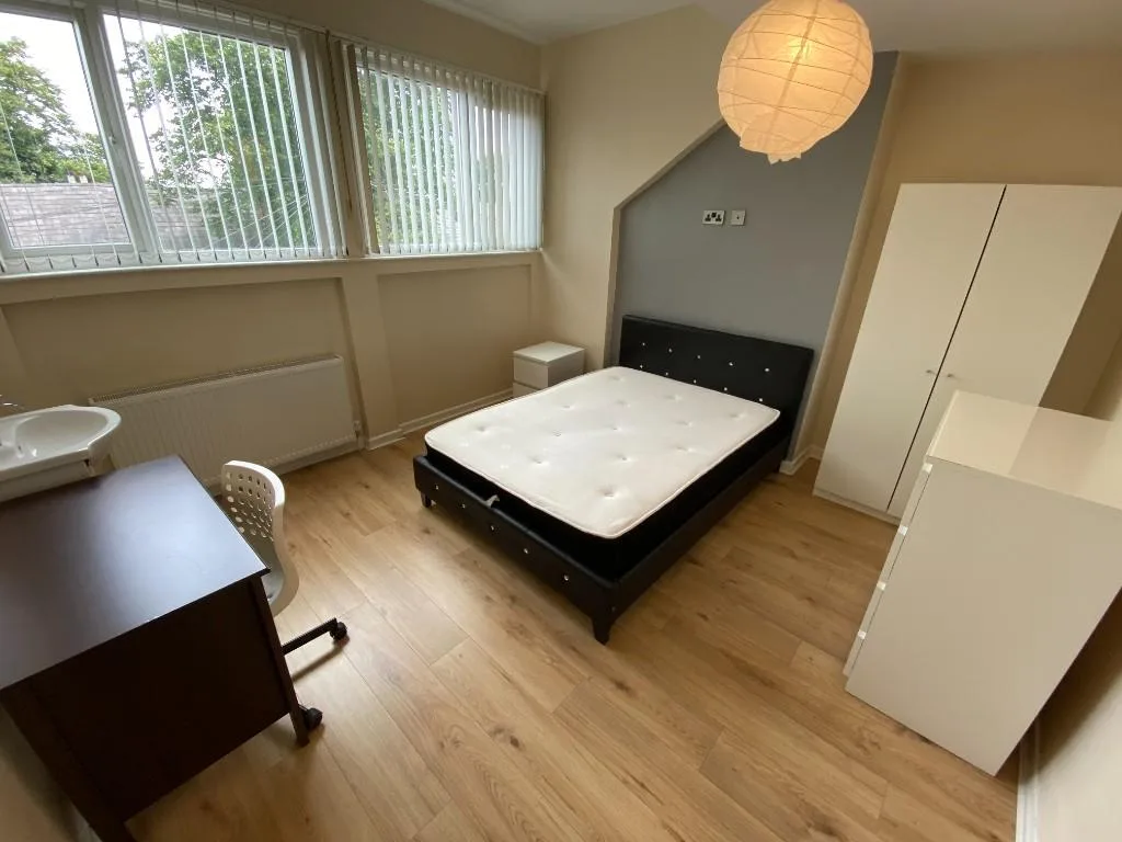 6 bedroom semi-detached house for rent