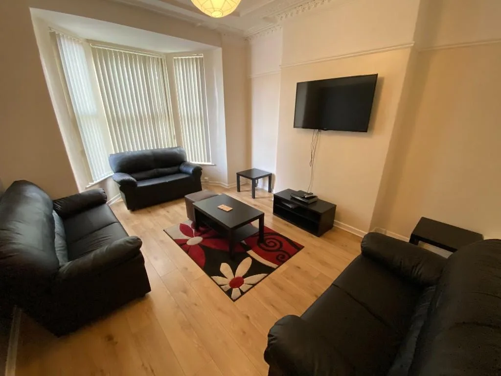 6 bedroom semi-detached house for rent