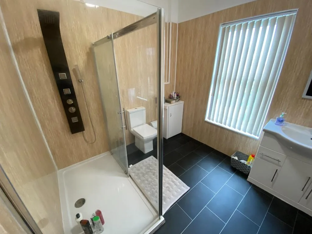 6 bedroom semi-detached house for rent