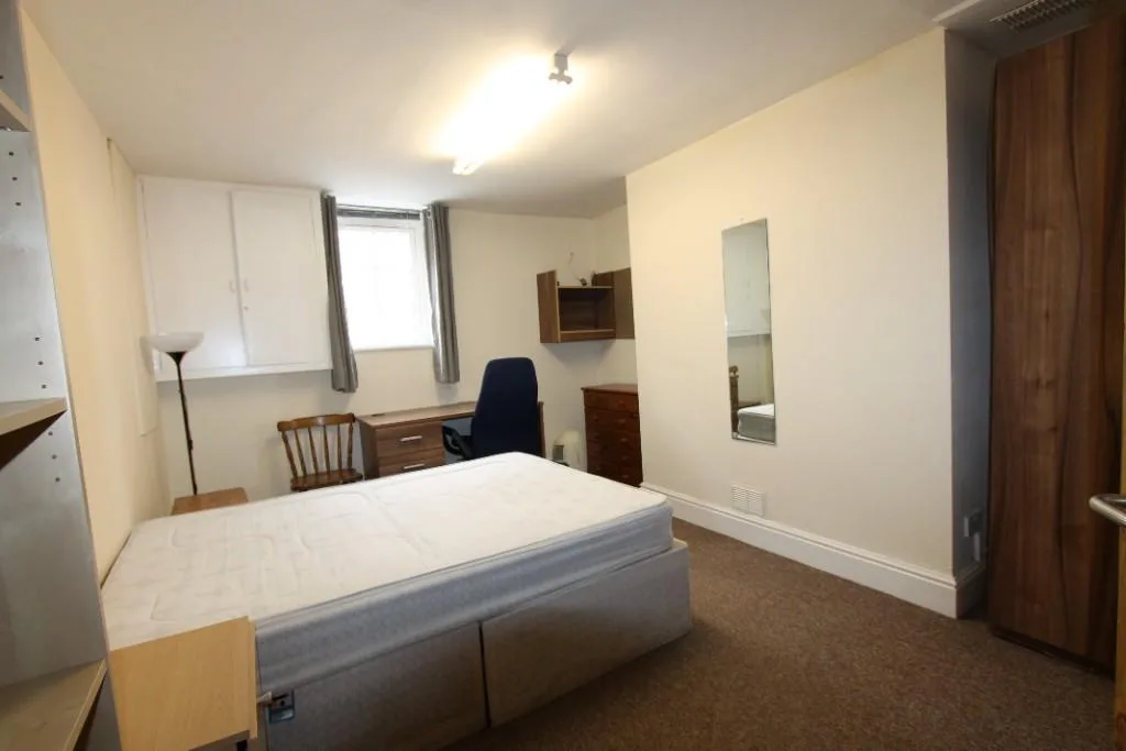 5 bedroom flat for rent
