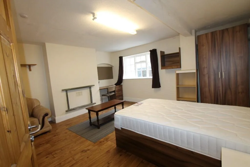 5 bedroom flat for rent
