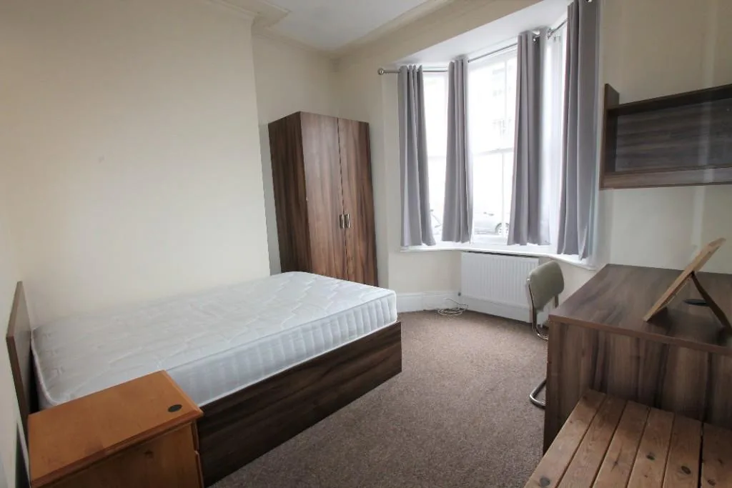 5 bedroom flat for rent