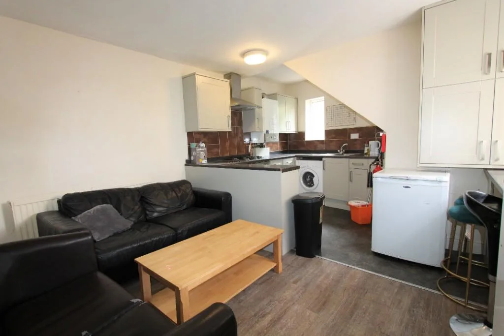 5 bedroom flat for rent