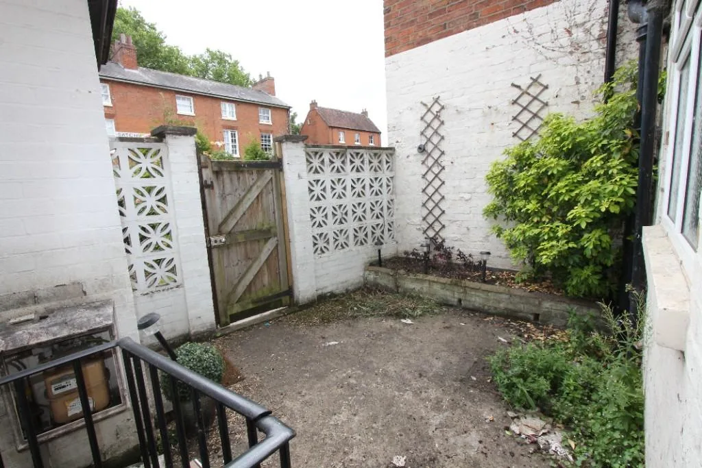 5 bedroom flat for rent