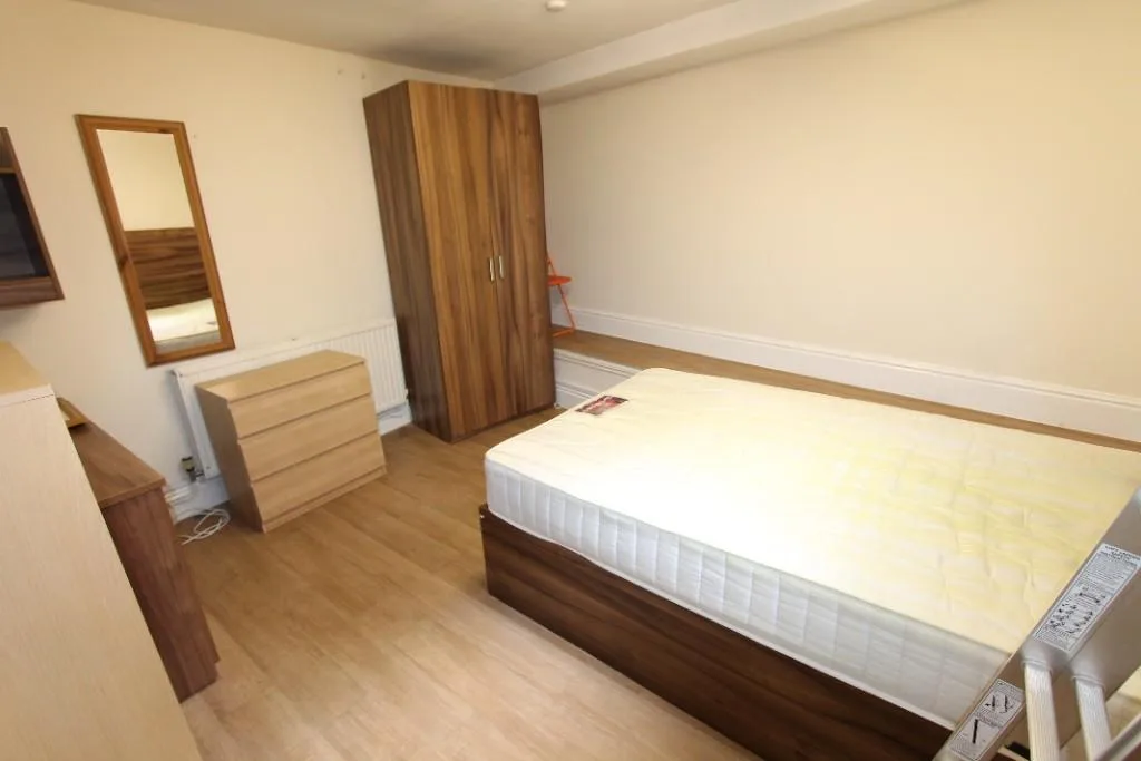 5 bedroom flat for rent